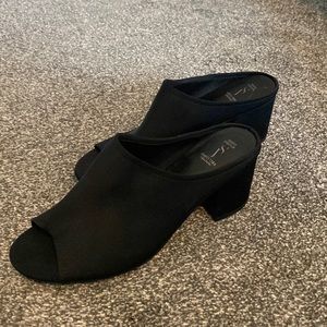 Vera wang kitten heel slides